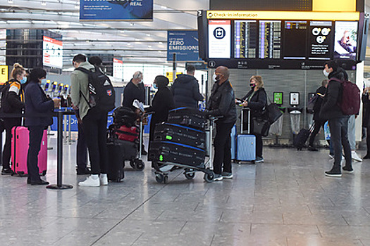 Самолет остановили за секунды до взлета из-за странного пассажира с ребенком