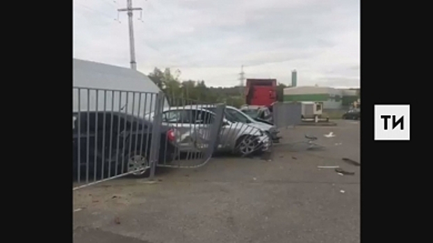 Костромской грузовик протаранил несколько машин на казанской парковке (ВИДЕО)