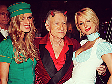 Сексуальные модели и актрисы почтили память Хью Хефнера