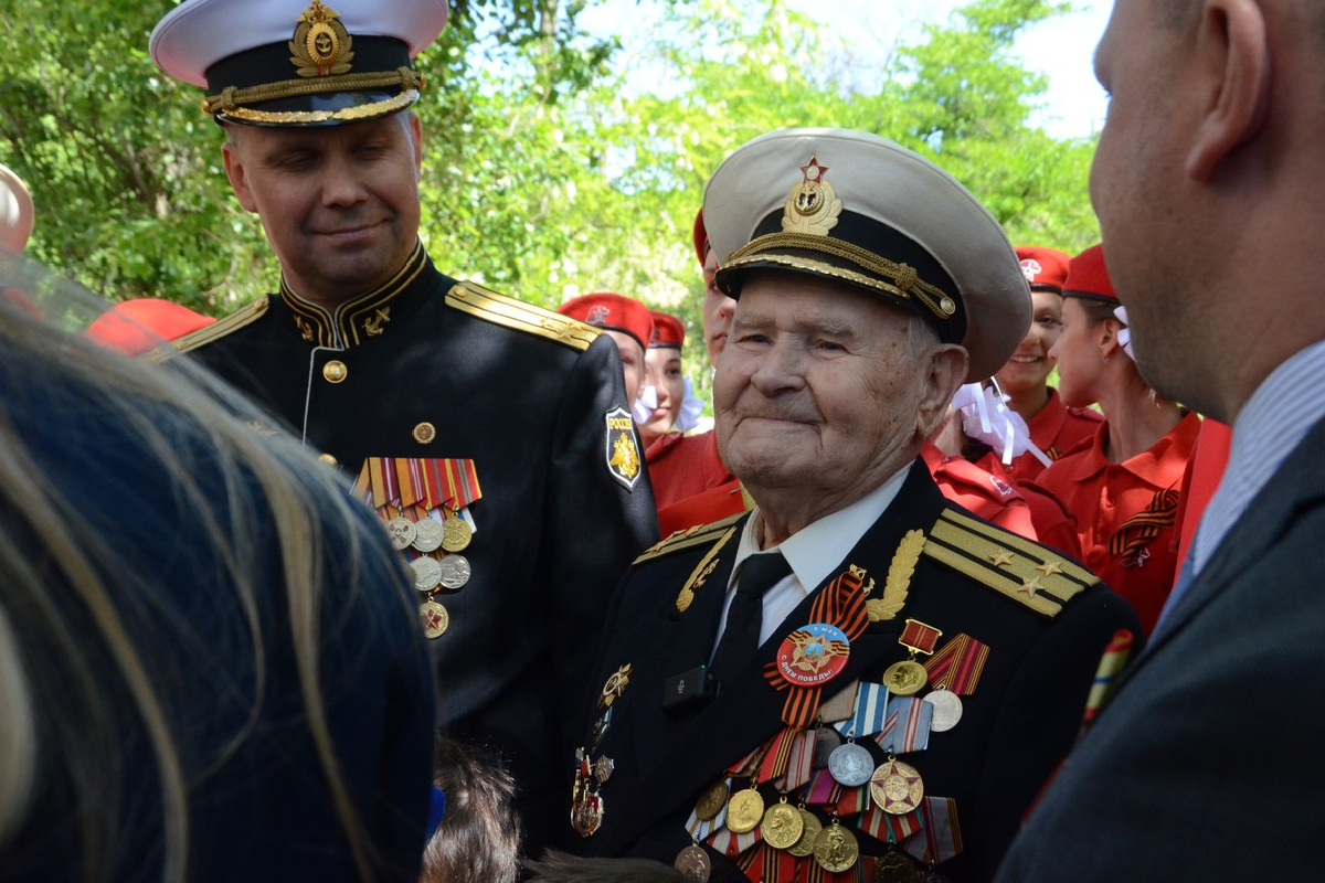 В канун Дня Победы в Севастополе военнослужащие Черноморского флота провели акцию «Парад во двор»