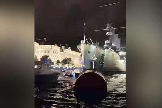 В Петербурге ночью катер с пассажирами столкнулся с крейсером "Аврора"