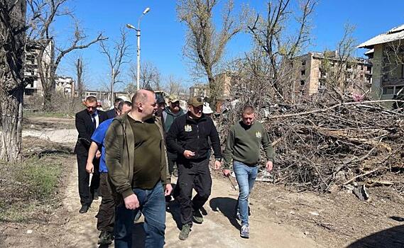Курские чиновники проверили как восстанавливают здания в Мариуполе