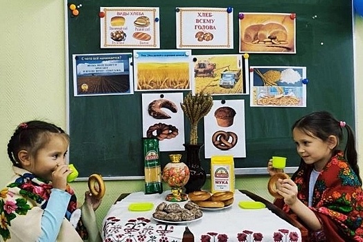 В школах района Савелки участвуют в акции «Подари тепло», получают награждения и говорят о хлебе