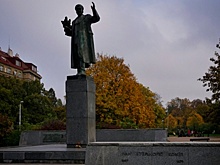 Внучка маршала Конева простилась с памятником деду в Праге