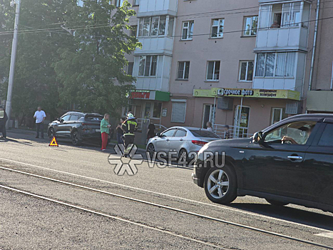 Иномарки жестко столкнулись лоб в лоб около парка Ангелов в Кемерове