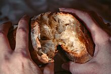 Почему нельзя есть свежий хлеб — объясняет врач