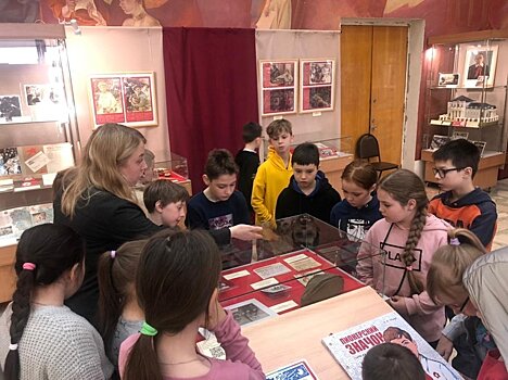 «Коммунисты России» дали школьникам «Честное пионерское»