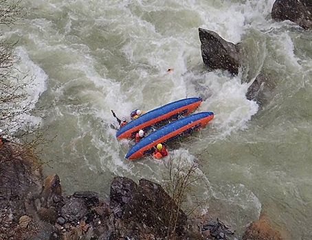 На реке в Горном Алтае перевернулся катамаран, один человек погиб