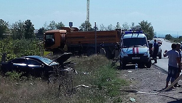 "Лоб в лоб": под Бахчисараем иномарка влетела грузовик