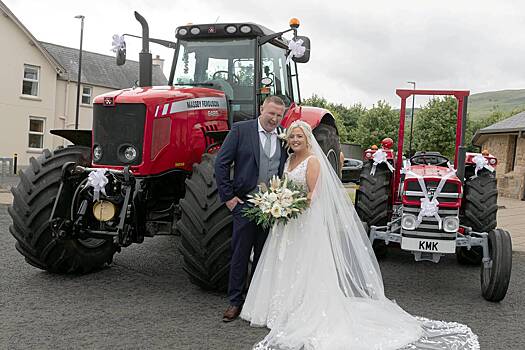 Невеста приехала на свадьбу на тракторе и удивила гостей