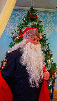 В Санкт-Петербурге Полицейский Дед Мороз поздравил будущих первоклашек с наступившим Новым годом