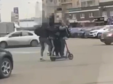 Пятеро катавшихся на одном самокате школьников в Новой Москве попались полиции