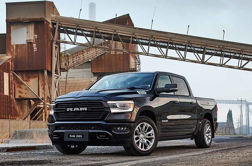 #18: RAM 1500 — 373,800 (- 5%). Американские полноразмерные пикапы — вещь в себе: они практически не поставляются за пределы США и Канады (с небольшими исключениями вроде Австралии), но там расходятся такими тиражами, что легко попадают в число самых массовых автомобилей мира. Уже много лет за вторую позицию в этом сегменте бьются Ram 1500 и Chevrolet Silverado. В 2022 году вперёд вырвался Ram, но теперь он вновь откатился на третье место: продажи сократились на 5%, с 394,2 до 373,8 тысяч автомобилей. Судя по всему, это часть большего тренда — ведь годом раньше Ram уже потерял 8% в продажах.