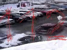 В Южно-Сахалинске на видео попало, как снежная глыба раздавила автомобиль