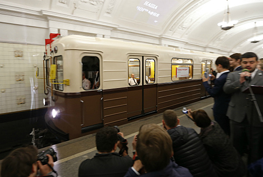 Выставка ретро-вагонов открылась на "Партизанской"