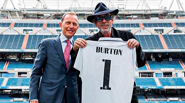Тим Бертон посетил стадион «Сантьяго Бернабеу» и посидел на месте Бензема. Режиссеру подарили футболку «Реала»