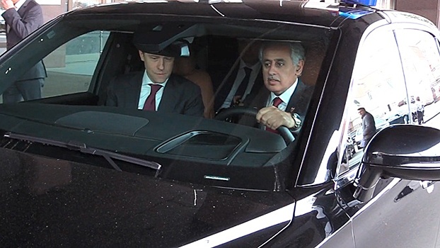 Министр промышленности Бахрейна прокатился за рулем Aurus