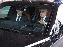 Министр промышленности Бахрейна прокатился за рулем Aurus