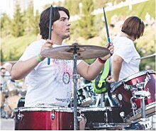 Челябинский барабанщик стал участником самой большой рок-группы в России