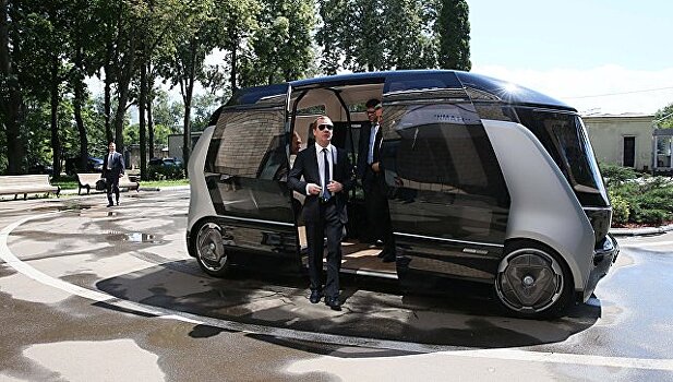 Медведев прокатился на беспилотном автобусе "Шатл"