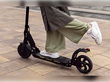 В Липецке двое детей на электросамокате врезались в автомобиль