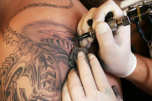 Чем могут быть опасны татуировки