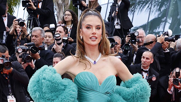 «Ангел» Victoria's Secret выложила фото в облегающем комбинезоне