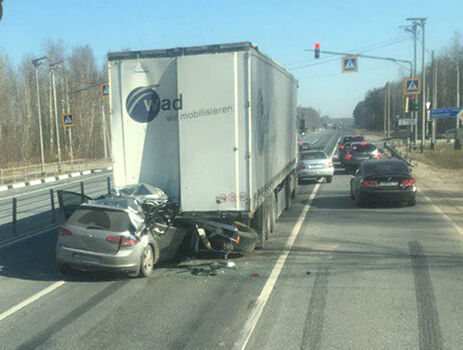 В Ростовском районе иномарка влетела под грузовик: погиб водитель