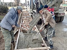 В селе под Анапой общественники за свой счёт строят тротуар