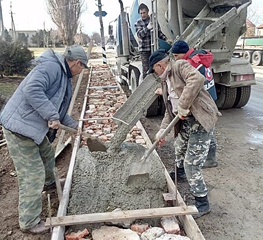 В селе под Анапой общественники за свой счёт строят тротуар
