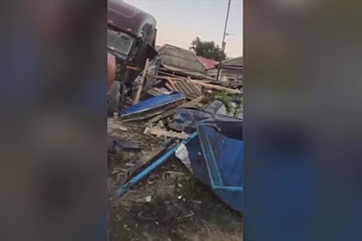 Пьяный дальнобойщик снес дом и извинился