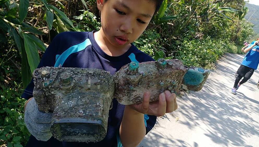 Удивительно, но камера все еще работала. Благодаря водонепроницаемому чехлу аппарат совершенно не повредился. Даже аккумулятор остался заряженным!