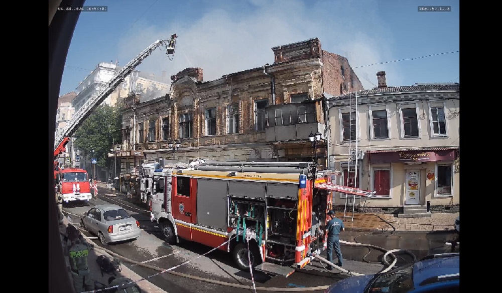 Пожар в доме на Серафимовича в Ростове охватил 300 кв. м