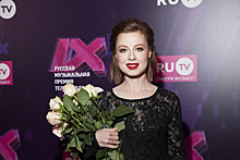 Певица Юлия Савичева удивила чрезмерной худобой на красной дорожке музыкальной премии