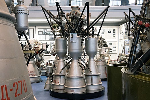 Самарским школьникам подарили настоящий ракетный двигатель