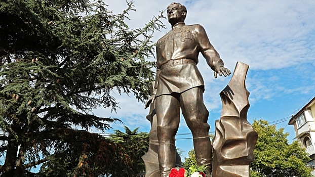 В Ростовской области установили памятник летчику, герою войны Амет-Хану Султану