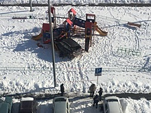 Психанул так психанул: тюменский инвалид на Renault врезался в угол дома и снес детскую горку