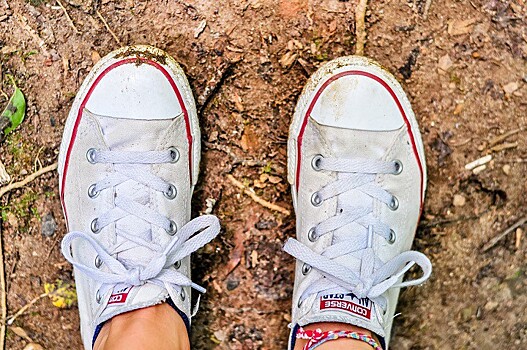 Названы несколько эффективных способов очистить белую обувь