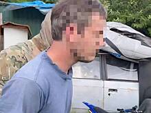 Спящий в бытовке под американским флагом россиянин оказался террористом и попал на видео