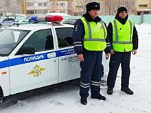 Оренбургские полицейские помогли грузовику выбраться из «снежной ловушки»