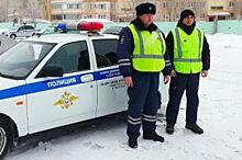 Оренбургские полицейские помогли грузовику выбраться из «снежной ловушки»