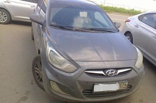 Жительница Троицка весь день просидела в арестованной приставами машине