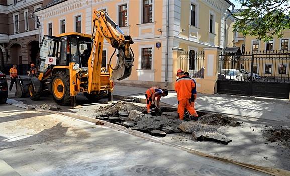 Ямы на дороге залатали в Малом Краснопрудном тупике