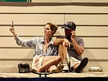 Лана Дель Рей показала роскошное обручальное кольцо на прогулке с мужем