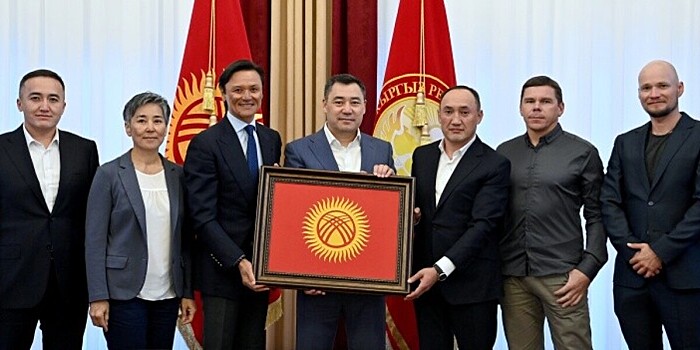 Садыр Жапаров поздравил группу кыргызстанских альпинистов, покоривших гору Манаслу