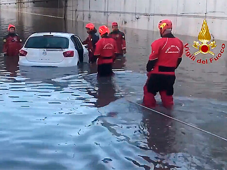 На Палермо обрушился сильнейший с конца 18 века ливень, затопивший десятки машин в туннеле (ВИДЕО)