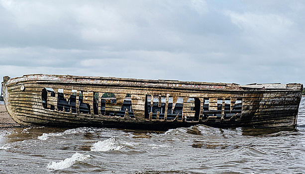 На берегу Камы в Перми установили арт-объект в виде лодки