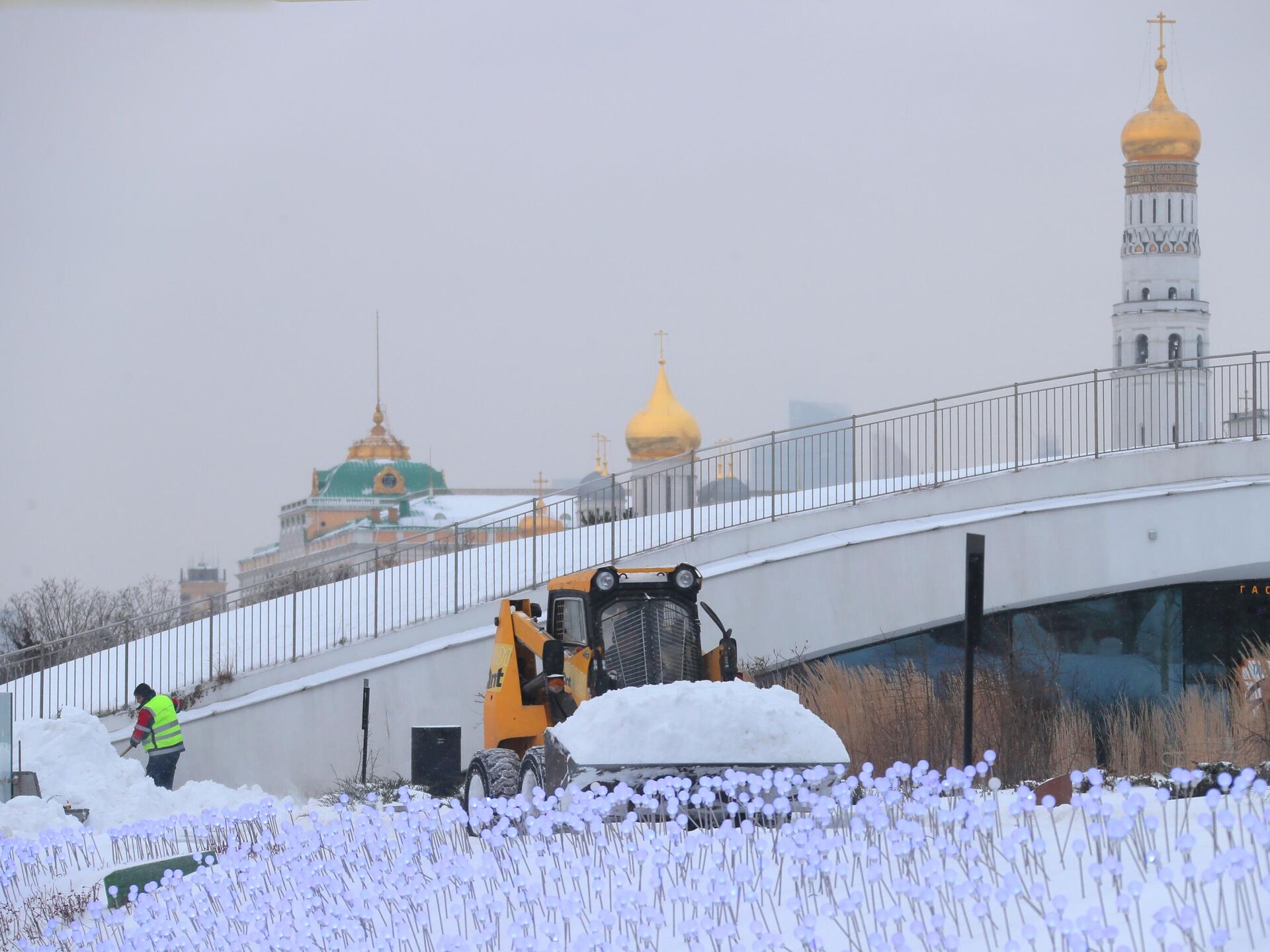 Каким будет январь в москве. Парк Зарядье каток. Зима в Москве. Москва зимой. Снег в Москве.