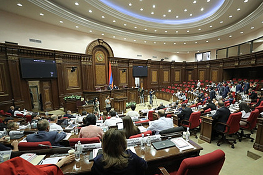 В парламенте Армении устроили потасовку во время выступления Пашиняна