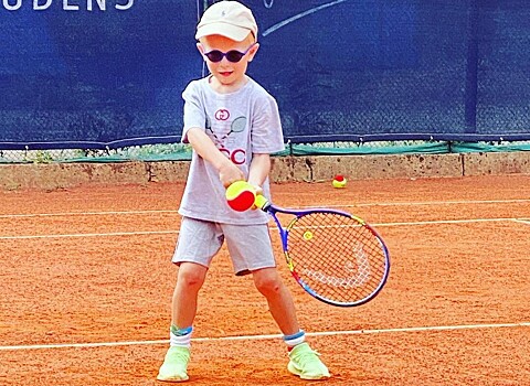 5-летний внук Владимира Винокура занимается теннисом в Латвии